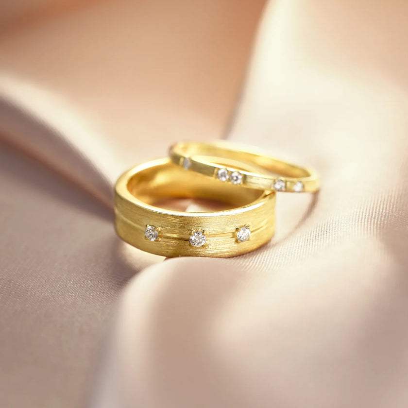 Harmonious Encounter 18K Gold Curved Diamond Ring