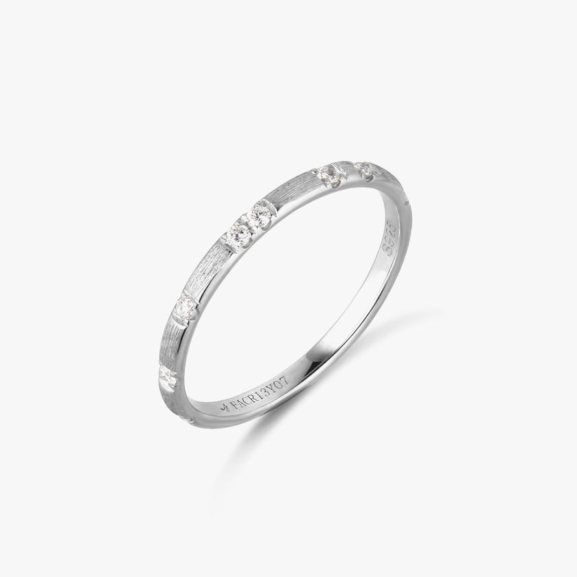 Harmonious Encounter 18K Gold Curved Diamond Ring