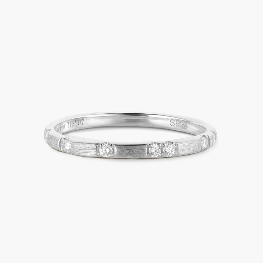 Harmonious Encounter 18K Gold Curved Diamond Ring